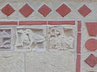 Lyon, Abbaye d'Ainay, Clocher-Porche, Plaques sculptees, Oiseau (1)